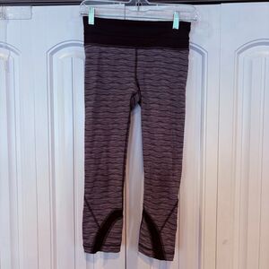 Lululemon Gray And‎ Black Wavy Print Crops Size 4